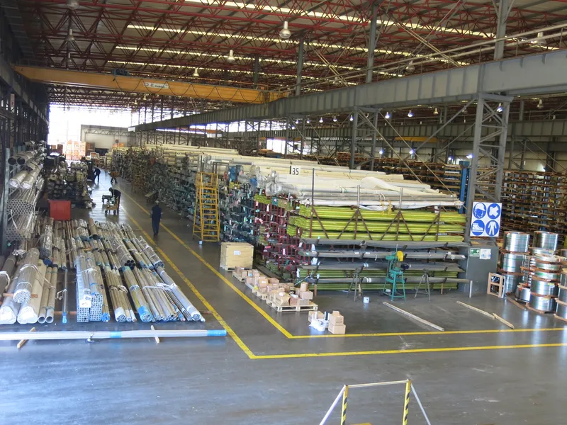 Nave principal de la planta de Aperam Argentina en Tortuguitas con stock de caños, barras y flejes